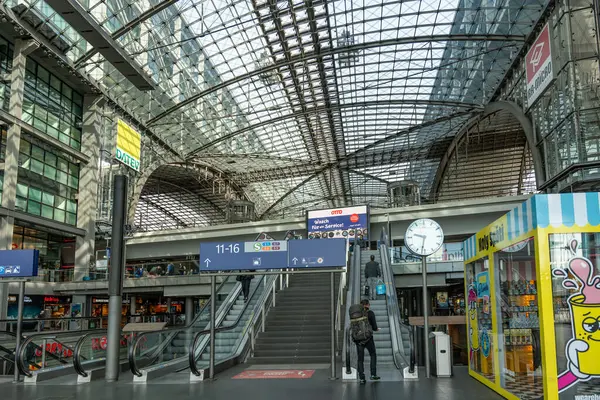 Avrupa 'nın en büyük tren istasyonlarından biri. Berlin 'in ana istasyonu.