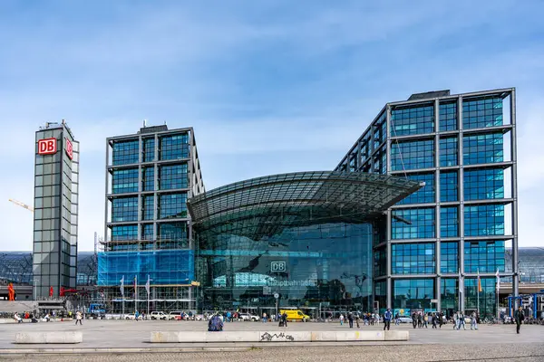 Almanya 'nın en büyük tren istasyonlarından biri. Berlin 'in ana istasyonu.