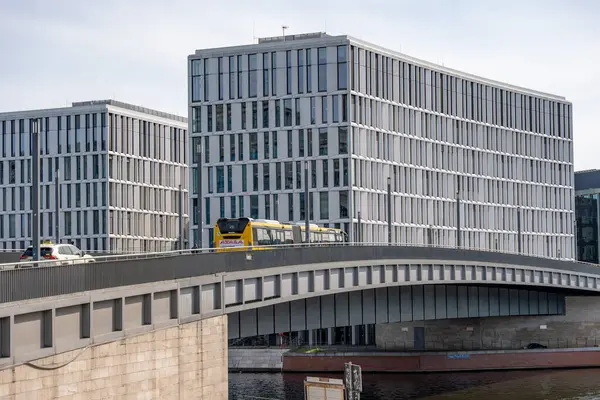 Hugo Preuss Köprüsü 'nde trafik vardı. Arka planda binalar olan köprü.
