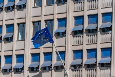 Berlin 'deki bir binanın AB bayrağı. AB bayrağı bir binanın zemininde dalgalanıyor.