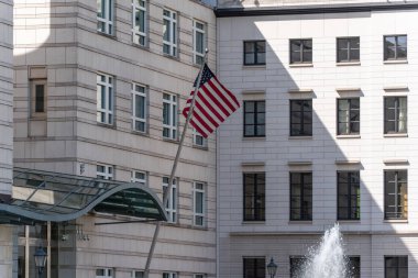 Berlin 'deki elçilik binasında Amerikan bayrağı var. Almanya 'da Amerikan bayrağı.