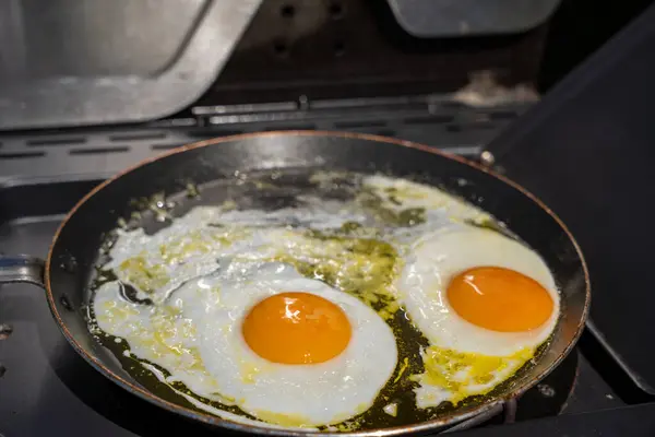 Kızartma tavasında yağlı yumurta. İki kızarmış yumurta..