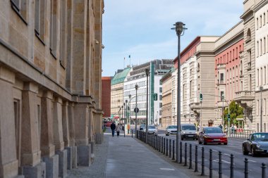 Almanya 7 Mayıs 2025. Berlin caddesinde çok güzel binalar var. Avrupa kenti ve binaları.