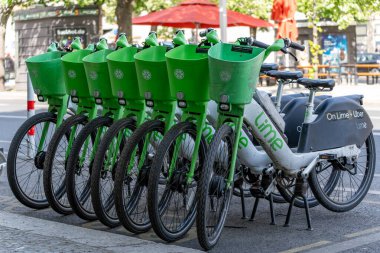 Almanya 7 Mayıs 2025. Elektrikli bisiklet limonu park edilmiş. Berlin 'in elektrikli bisikletleri.
