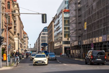 Almanya 7 Mayıs 2025. Berlin caddesinde çok güzel binalar var. Avrupa kenti ve binaları.