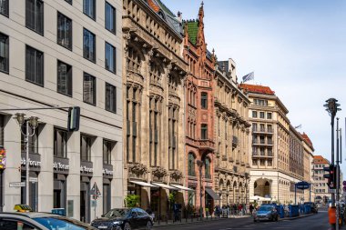 Almanya 7 Mayıs 2025. Berlin caddesinde çok güzel binalar var. Avrupa kenti ve binaları.
