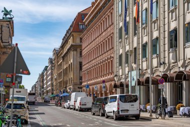 Almanya 7 Mayıs 2025. Berlin caddesinde çok güzel binalar var. Avrupa kenti ve binaları.