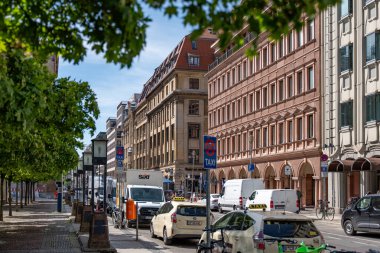 Almanya 7 Mayıs 2025. Berlin caddesinde çok güzel binalar var. Avrupa kenti ve binaları.