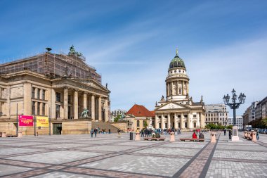 Almanya 7 Mayıs 2025. Kubbeli güzel antik binaları olan antik bir meydan. Berlin 'de eski bir meydan.