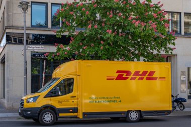 Almanya 7 Mayıs 2025. Alman DHL 'nin sarı arabası. Berlin 'de elektrikli araç DHL.
