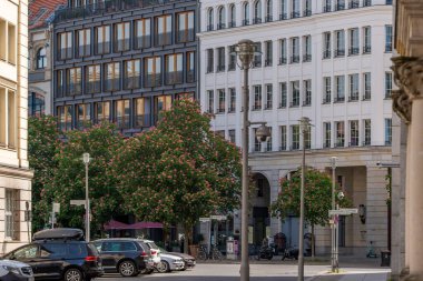 Almanya 7 Mayıs 2025. Berlin caddesinde çok güzel binalar var. Avrupa kenti ve binaları.