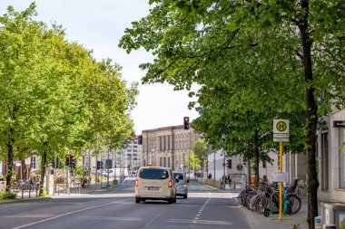 Almanya 7 Mayıs 2025. Berlin caddesinde çok güzel binalar var. Avrupa kenti ve binaları.