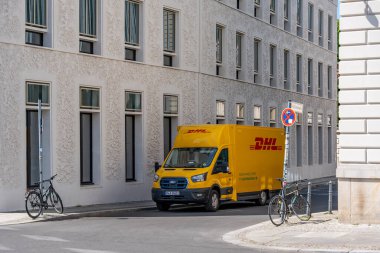 Almanya 7 Mayıs 2025. Alman DHL 'nin sarı arabası. Berlin 'de elektrikli araç DHL.