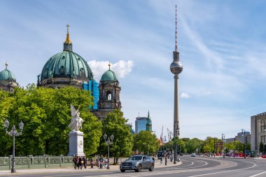 Almanya 7 Mayıs 2025. Berliner Dom ve yanındaki yol kenarı. Arka planda bir televizyon kulesi var. Berlin 'in sokakları.