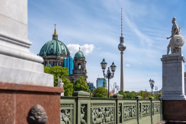 Almanya 7 Mayıs 2025. Berliner Dom ve yanındaki yol kenarı. Arka planda bir televizyon kulesi var. Berlin 'in sokakları.