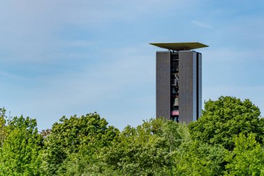 Carillon Almanya 'sı Tiergarten Berlin' de duruyor. Ağaçların arasında Carillon.