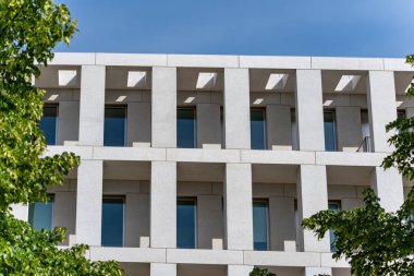 Berlin 'in merkezindeki Polonya Büyükelçiliği' nin ön cephesi. Binanın ön cephesinde ağaçlar büyüyor..