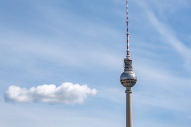 Berlin TV Kulesi mavi gökyüzüne karşı. Bir buluta karşı TV kulesi.
