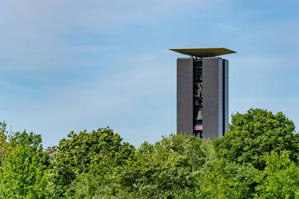 Carillon Almanya 'sı Tiergarten Berlin' de duruyor. Ağaçların arasında Carillon.