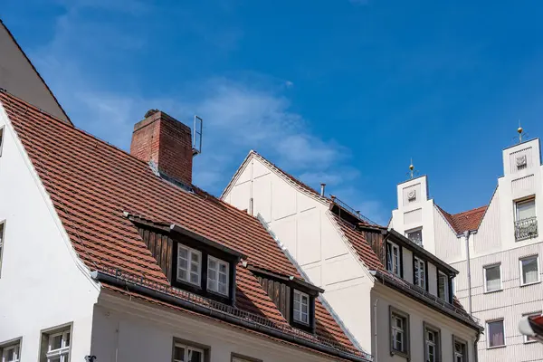 Modern bir şehirde Berlin 'in eski binaları. Almanya 'nın eski sokak baskısı.