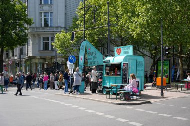 Almanya 11 Mayıs 2025. Berlin 'deki yoğun Kurfurstendamm' da renkli yemek kamyonu 