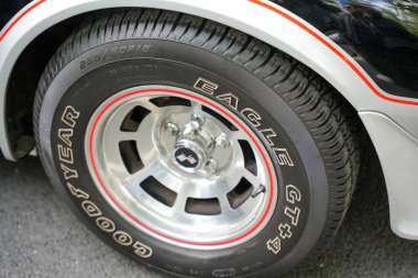 Almanya 11 Mayıs 2025. Goodyear Eagle Lastikleri. Goodyear Eagle lastiğinin yakın plan görüntüsü. Kırmızı çizgili ve parlak krom renkli klasik bir kenarı var..