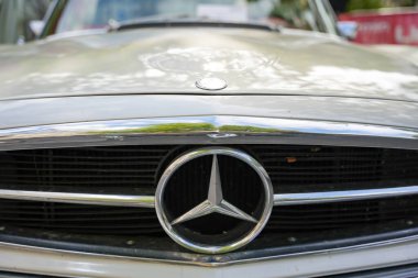 Almanya 11 Mayıs 2025. Mercedes SL önde, yıldızlı. Büyük bir krom yıldız amblemi olan klasik bir Mercedes SL 'in ön ızgarası. Klasik tasarım, zarafet ve performansı birleştirir..