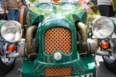 Almanya 11 Mayıs 2025. Çift farlı ön manzara ve havalandırma ızgarası. Turuncu ızgaralı ve çarpıcı çift farlı eşsiz bir klasik. Motor kapağı izolasyon ve sevgi dolu detaylar zanaatkarlığı gösteriyor.