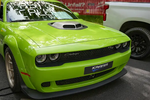 Almanya 11 Mayıs 2025. Yeşil Meydan Okuma Önü Görünümü. Göz alıcı, parlak yeşil Dodge Challenger 'ın ön görünüşü tipik bir geçmişe benziyor..