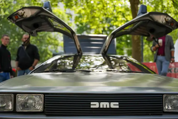Almanya 11 Mayıs 2025. Gullwing Doors 'dan DMC DeLorean. Martı kanadı kapıları açık olan DeLorean pop kültürünün simgesel bir sembolüdür. Fütüristik şekli hemen dikkat çekiyor..