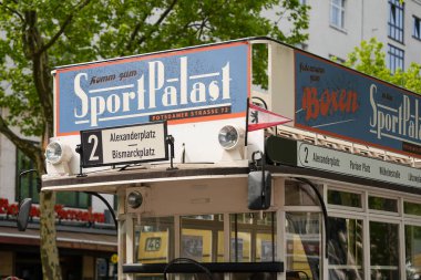 Almanya 11 Mayıs 2025. Sportpalast Reklamcılık ile tarihi tramvay. Tarihi Sportpalast için göze çarpan reklamlar içeren nostaljik bir tramvay Berlin 'de seyahat ediyor. Güzergah, Alexanderplatz ve Bis gibi tanınmış Berlin meydanlarından geçiyor