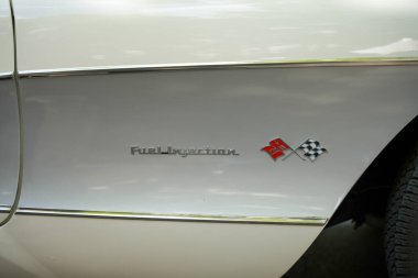 Almanya 11 Mayıs 2025. Corvette Yakıt Enjeksiyon Rozeti. Corvette 'in yan duvarında çapraz bayraklı meşhur 