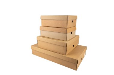 Dört kutu bir piramit gibi üst üste istiflenmiş. Havalandırma delikleri iki kutuda görülebilir. Karton kutular beyaz arkaplanda izole edildi.