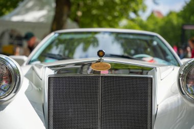 Almanya 11 Mayıs 2025. Sparta amblemli ızgara. Nadir bulunan Sparta amblemi olan çarpan beyaz bir aracın ızgarası. Ön taraf eski lüks arabaları anımsatıyor..