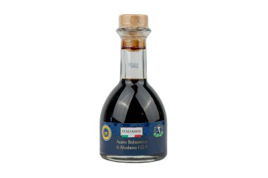 Almanya 20 Mayıs 2025. Beyaz arka planda Aceto Balsamico. Balsamico di Modena, kökeni mühürlü zarif bir şişede. Akdeniz yemekleri için klasik sirke..