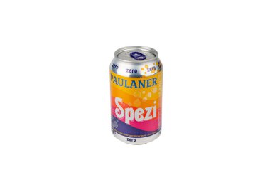 Almanya 20 Mayıs 2025. Paulaner Spezi Sıfır izole edebilir. Renkli bir Spezi Zero Paulaner markasından beyaz bir arka plana karşı koyabilir. Kola ile portakallı soda kafeinsiz ve düşük kalorili..