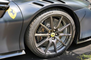Almanya 11 Mayıs 2025. Ferrari jant yakın çekim. Modern Ferrari 'nin karbon yapısı ve fren diskleriyle detaylı bir görüntüsü var. Sarı jant kapağı ve Pirelli lastik izleri spor tasarımını tamamlıyor..