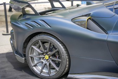 Almanya 11 Mayıs 2025. Ferrari karbon fiber tekerlekli dikiz aynası. Modern Ferrari dikiz aynası, spor dağıtıcı, karbon fiber tekerlek ve çarpıcı hava kepçesi. Mat bitiş, süper sporun agresif hatlarını ve aerodinamiklerini vurguluyor.