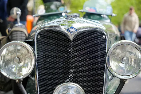 Almanya 11 Mayıs 2025. Riley ızgara ve farlar. Krom ızgaralı ve yuvarlak farlı klasik bir Riley arabasının ön görüntüsü. İnce detaylar savaş öncesi İngiliz araçlarının tarzını yansıtıyor..