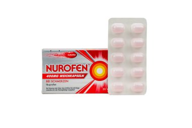 Almanya 23 Mayıs 2025. Beyaz arka planda görünür Nurofen 400mg yumuşak kapsüller. Pembe Nurofen yumuşak kapsülleri yumuşak ve yutması kolaydır. Akut ağrı ve hızlı etki için ideal..
