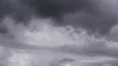 Kara bulutlu dramatik bir gökyüzünün zamanı. Yoğun kara bulut bulutu gökyüzüne hakim. Sahne dramatik görünüyor ve fırtına ya da yağmurun habercisi..