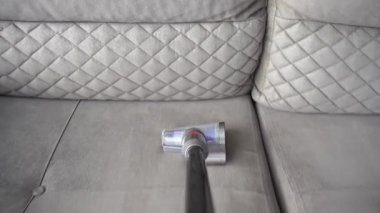 Kanepenin arkası ve koltuk arasındaki boşluğu. Elektrik süpürgesi eklentisi özellikle döşenmiş kanepenin yarıklarını temizliyor. Oturma odasındaki ulaşılması zor yerlere odaklanıyoruz..