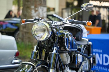 Almanya 11 Mayıs 2025. Klasik BMW motorsiklet ön görüntüsü. Klasik bir BMW motorsikletinin önden yakın çekimi. Büyük bir far ve parlak krom. Altın çağdan etkileyici bir iki tekerlekli.