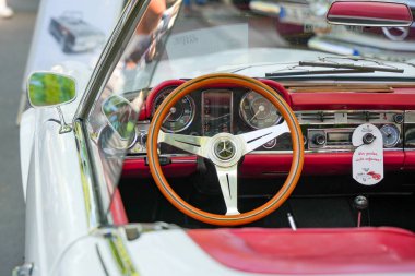 Almanya 11 Mayıs 2025. Mercedes-Benz SL iç kısmı beyaz. Kırmızı pilot kabini ve tahta direksiyonu olan beyaz bir Mercedes SL 'in içi. Dört tekerli klasik zarafetin cazibesi.