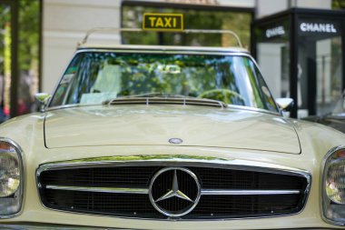 Almanya 11 Mayıs 2025. Taksi olarak Mercedes-Benz W113 Pagoda. Krem rengi bir Mercedes-Benz W113 Pagoda. Taksi tabelası var. Klasik ve günlük hayatın alışılmadık kombinasyonu..