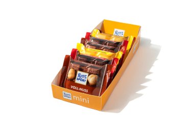 Ritter Spor mini kutusu tamamen açık, düzgünce serilmiş çikolatalar. Her çeşitlilik farklı renkte paketlenmiştir. Beyaz arkaplanda izole edilmiş çikolata çubukları.