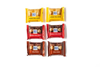 Ritter Spor Mini Varyasyonları. Üç çeşidinde altı mini Ritter Sport çikolatası, her biri iki kez düzenlenmiş. Ambalaj renkli ve beyaz arka planda yan yana yerleştirilmiş.