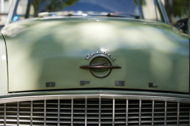 Almanya 11 Mayıs 2025. Nane yeşili boyalı ve kaputunda klasik Opel logosu olan bir Opel Rekord. Tasarım, 1950 ve 1960 'lardaki Alman araçlarının tipik tarzını yansıtıyor..