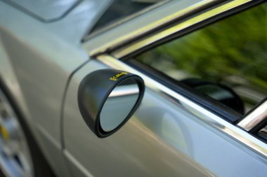 Cavallino harfli dış ayna. Aerodinamik dış ayna gururla siyah plastiğin üzerinde Cavallino harflerini taşır. İtalyan yarış mirasına bir övgü..