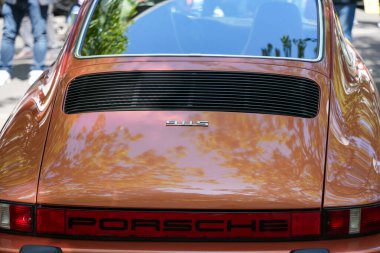 Porsche 911S geri döndü. Bakır renkli Porsche 911S gururla model kısaltmasını ve klasik tasarım dilini gösterir. Arkadan sportif zarafet fışkırıyor..